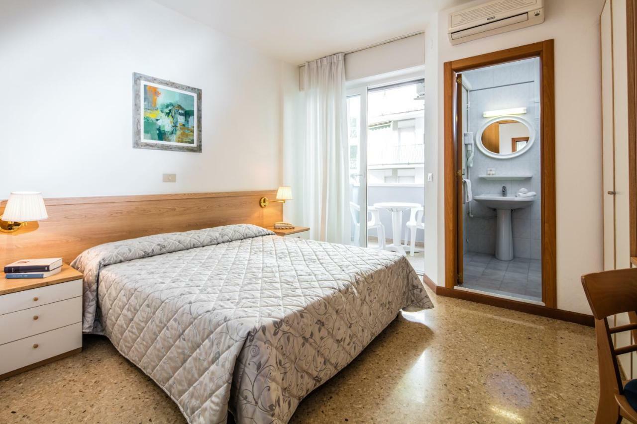 Hotel Meuble Zenith لينانو سابيادورو المظهر الخارجي الصورة